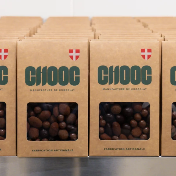 Boîtes d’enrobés chocolat artisanaux Chooc à Annecy : amandes, noisettes, cacahuètes, céréales soufflées et pop-corn