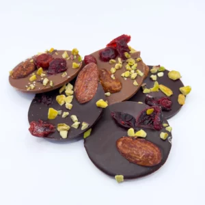 Mendiants en chocolat artisanaux Chooc à Annecy, chocolat lait et noir avec fruits secs et confits