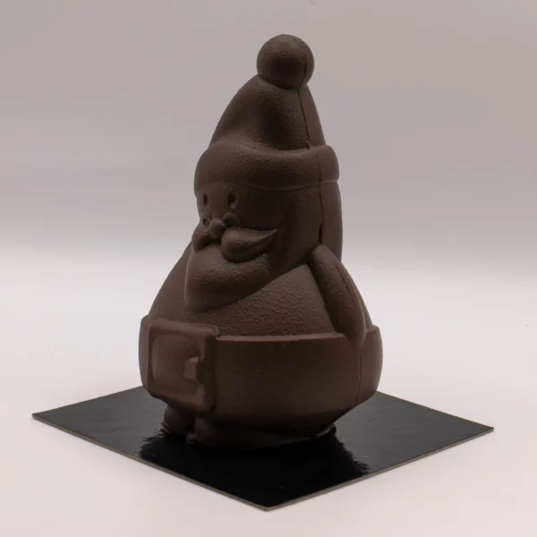 Détail du moulage Père Noël en chocolat 120 g Chooc à Annecy, texture et brillance du chocolat artisanal